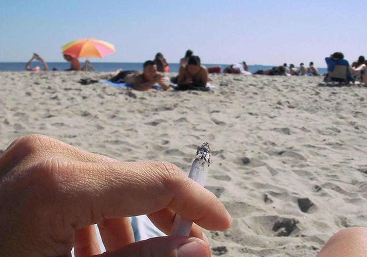 Las colillas son el residuo plástico más abudante en las playas.