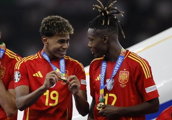 Lamine Yamal y Nico Williams con la medalla de campeones de la Eurocopa