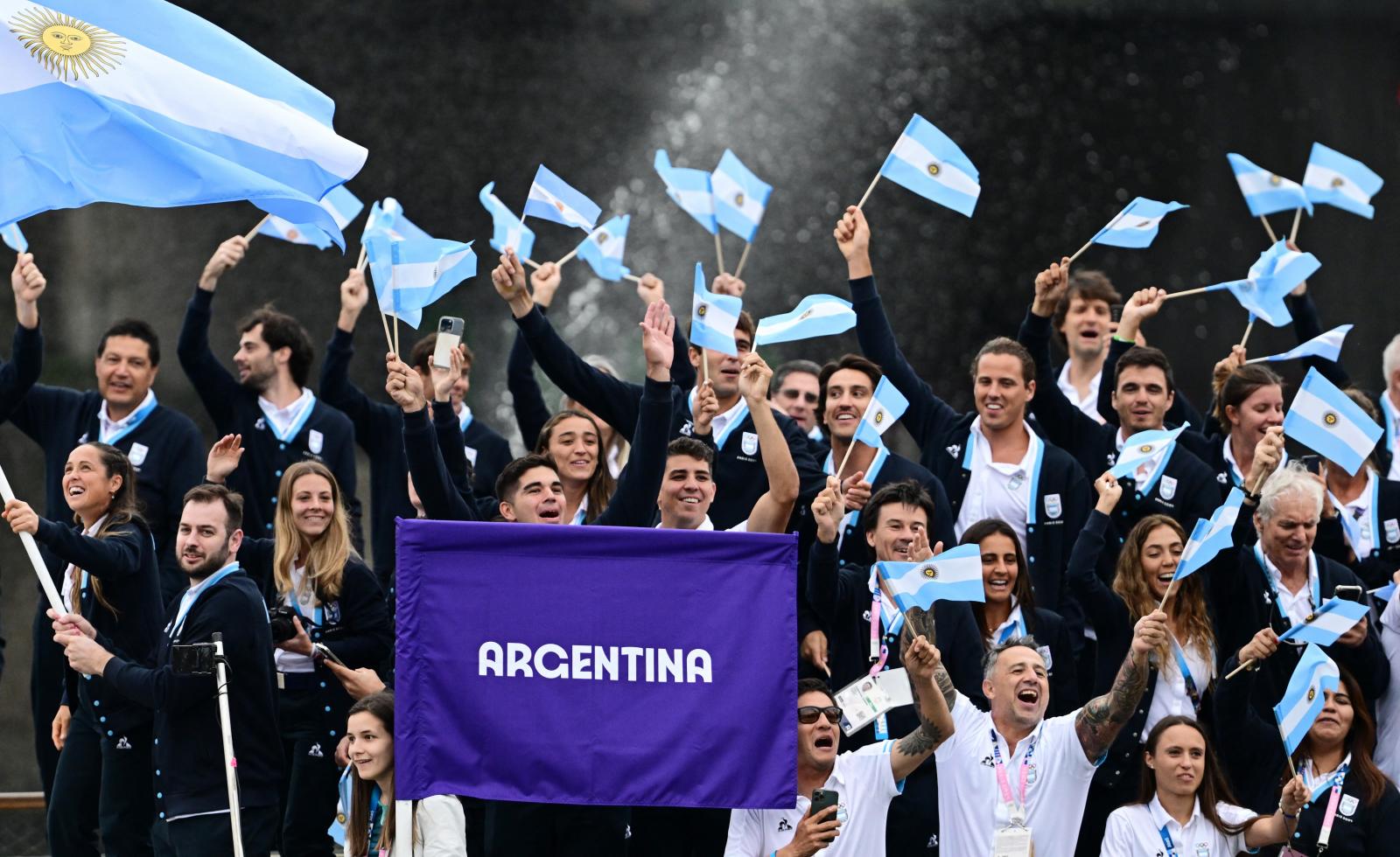 La delegación de Argentina aparece abordo de su barco en París.