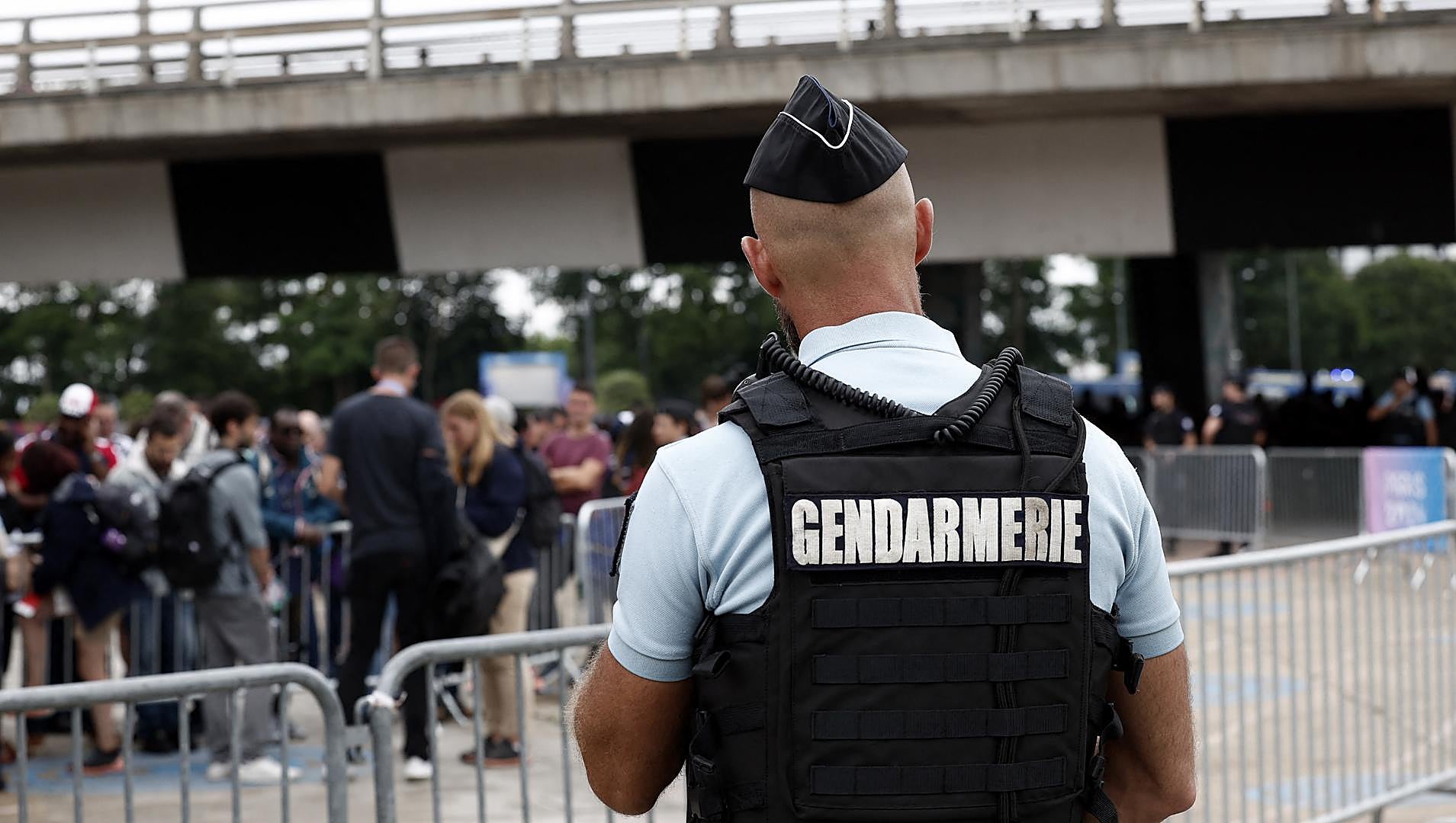 Fransa'da bir havaalanı, demiryolu ağının sabote edilmesinden saatler sonra sahte bomba ihbarı nedeniyle boşaltıldı