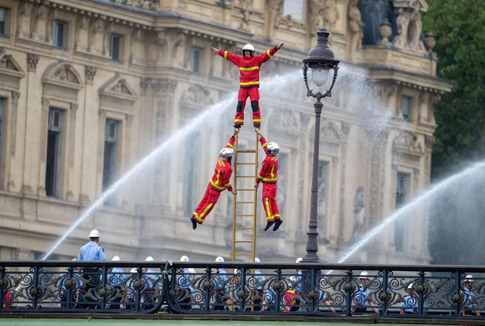 Bomberos franceses realizan una actuación en el Sena.