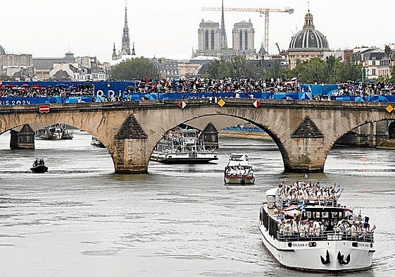 Las delegaciones olímpicas surcaron el Sena durante la ceremonia de inauguración.