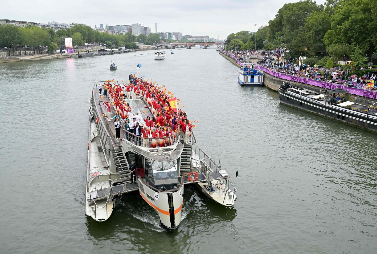 La delegación española de deportistas llega al río Sena.