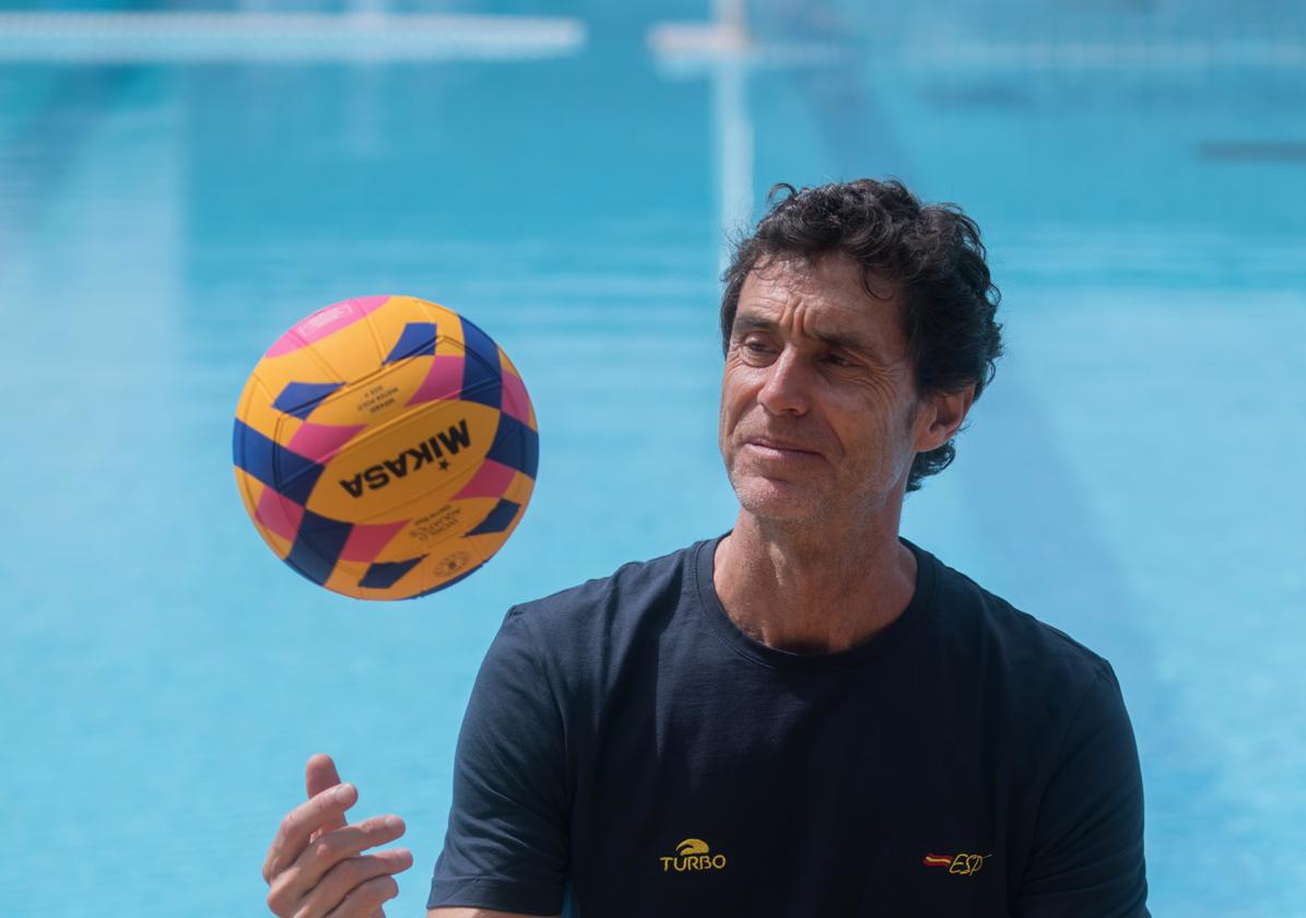 Miki Oca, entrenador de la selección femenina de waterpolo.