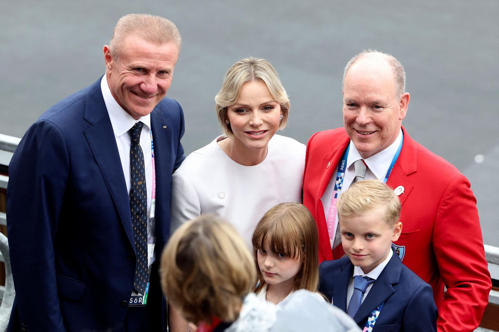 Alberto y Chalenne de Mónaco junto a sus hijos en París.