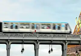 Los aros olímpicos presiden una de las caras de la Torre Eiffel.