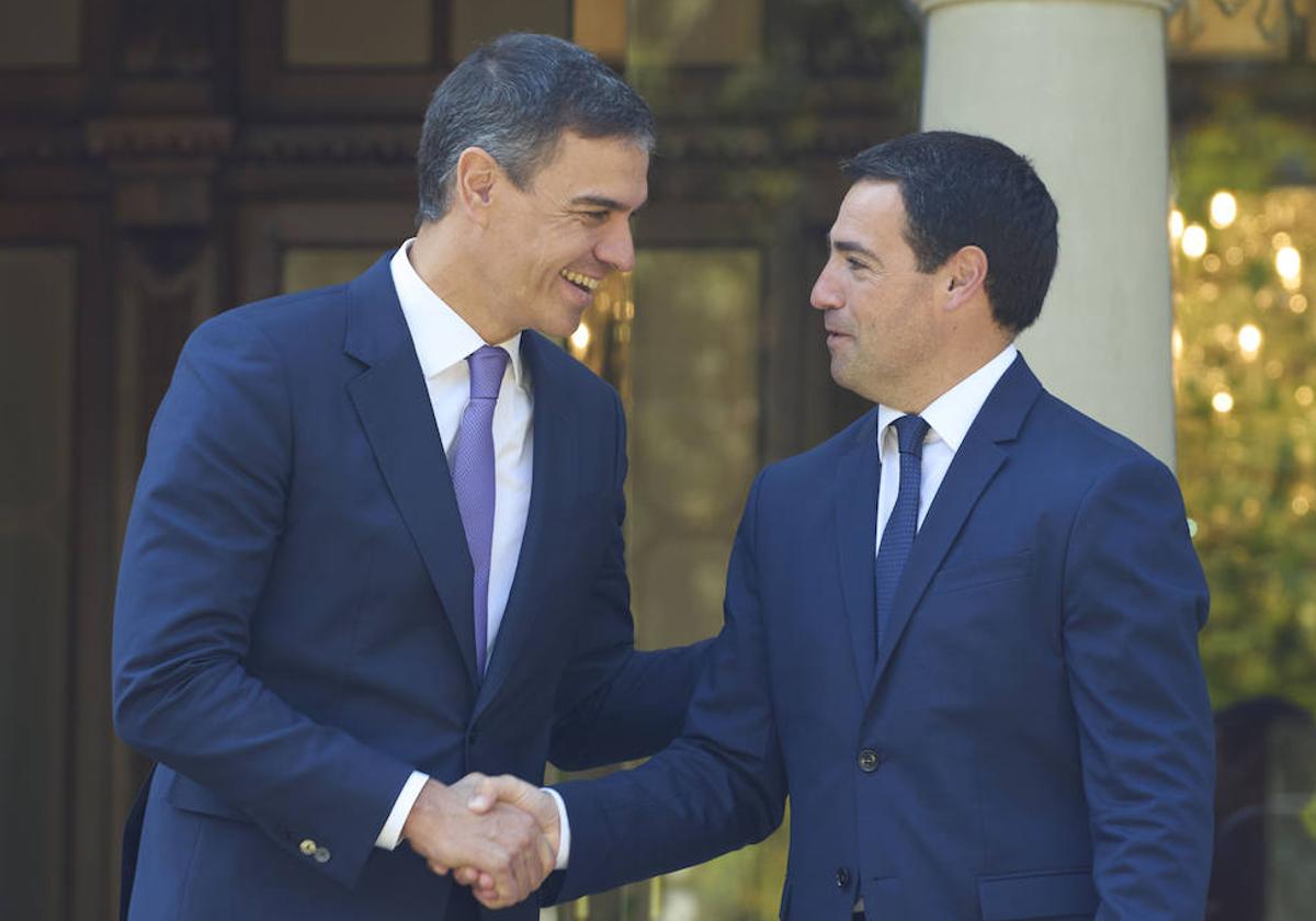 Pedro Sánchez saluda al lehendakari, Imanol Pradales, durante su visita al Palacio de Ajuria Enea, en Vitoria.