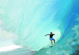 El francés Kauli Vaast en una sesión de entrenamiento de surf en Teahupoo, en la isla polinesia francesa de Tahití.