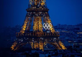 La Torre Eiffel, iluminada con los aros olímpicos.