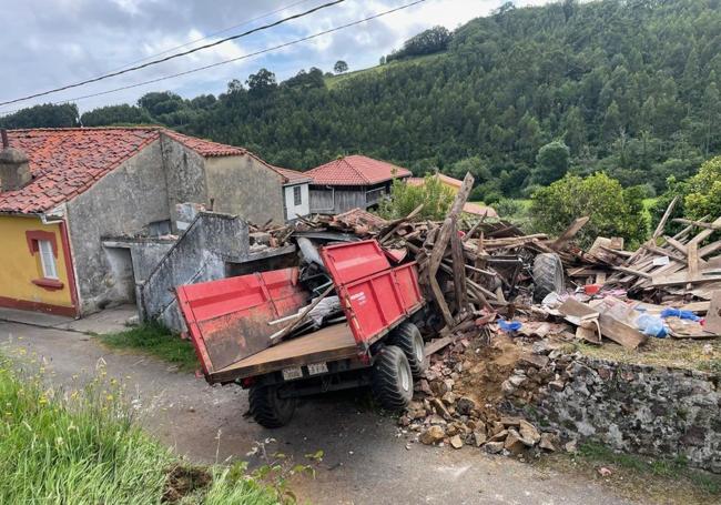 El tractor chocó contra un hórreo que se derrumbó al instante.