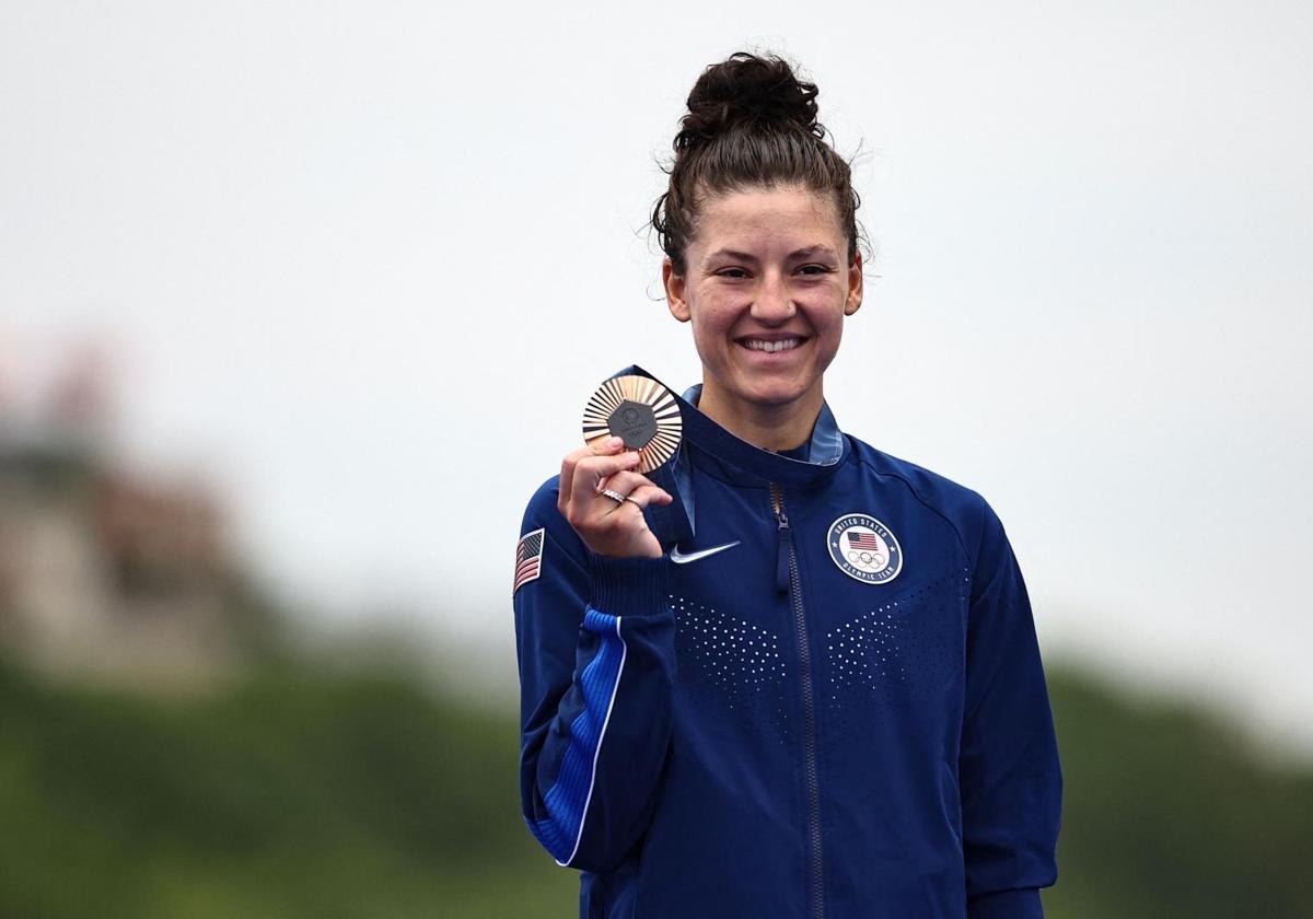 La ciclista estadounidense Chloe Dygert, con su medalla de bronce.