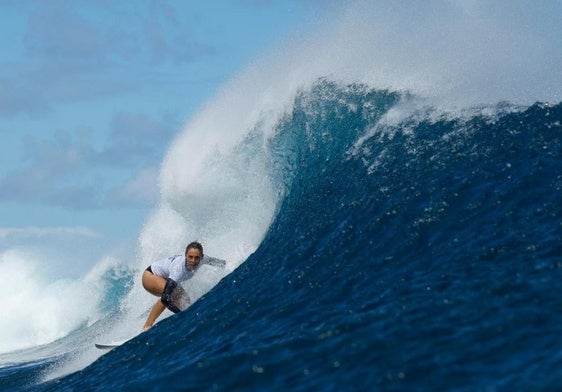 Nadia Erostarbe surfeando esta semana en Teahupoo