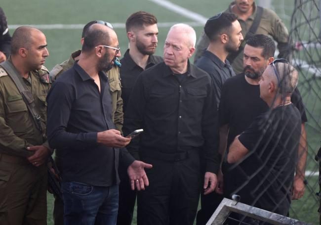 El ministro de Defensa de Israel, Yoav Gallant, ha visitado este domingo el campo de fútbol atacado por un misil.