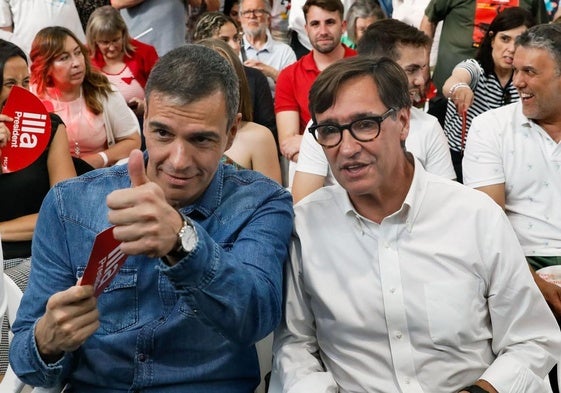 Pedro Sánchez y Salvador Illa durante la campaña electoral del 12-M en Cataluña.