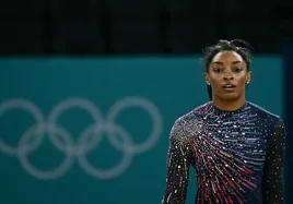 Simone Biles, entrenando en Bercy Arena en París