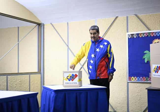 Maduro en el momento de ejercer su derecho en Caracas.