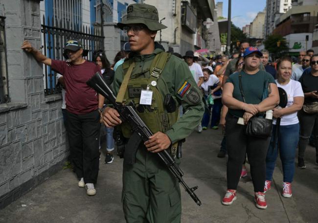 La presencia militar fue abundante durante toda la jornada electoral.