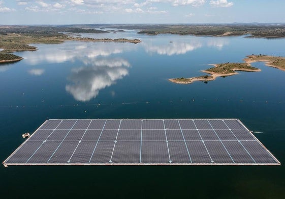 Instalación solar flotante en Alqueva, Portugal.