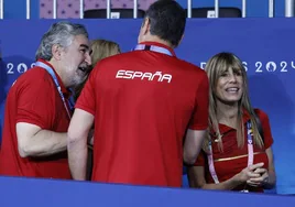 Begoña Gómez junto al presidente del Gobierno, Pedro Sánchez y el presidente del Consejo Superior de Deportes, José Manuel Rodríguez Uribes durante la competición de judo que se celebró el sábado en París