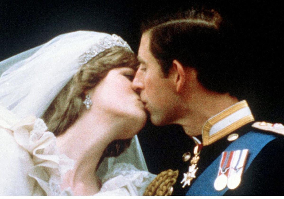 El primer beso entre Diana y Carlos, el 29 de julio de 1981.