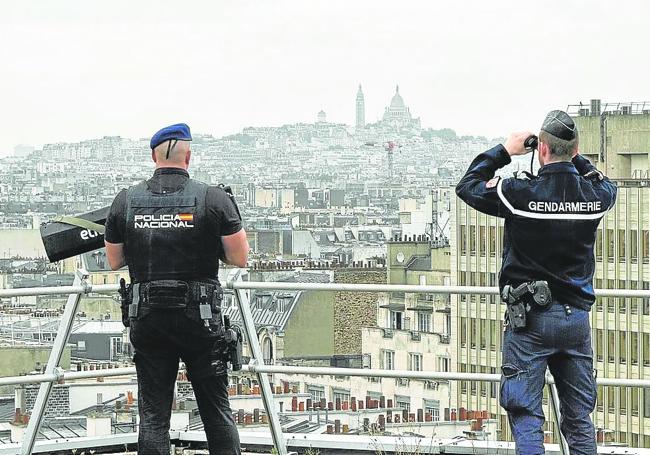 Un agente español y un gendarme vigilan desde los tejados de la capital