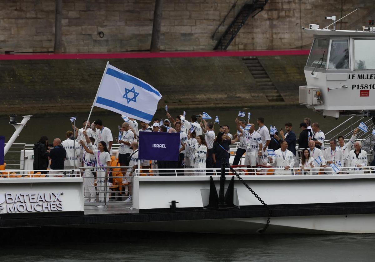 La delegación de Israel en la ceremonia de inaguración por el río Sena