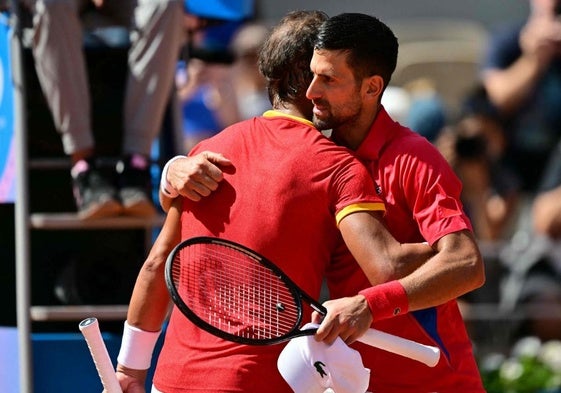 Rafa Nadal saluda a Novak Djokovic al término del partido.