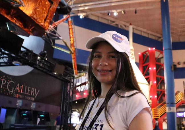 Ingrid Yuliana Guachetá participando del programa «Ella es Astronauta», en las instalaciones de la NASA.