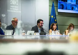 El secretario de Estado de Trabajo, Joaquín Pérez Rey (c), durante la mesa de diálogo social.