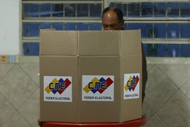 Un hombre elige su voto en un centro electoral de Venezuela.