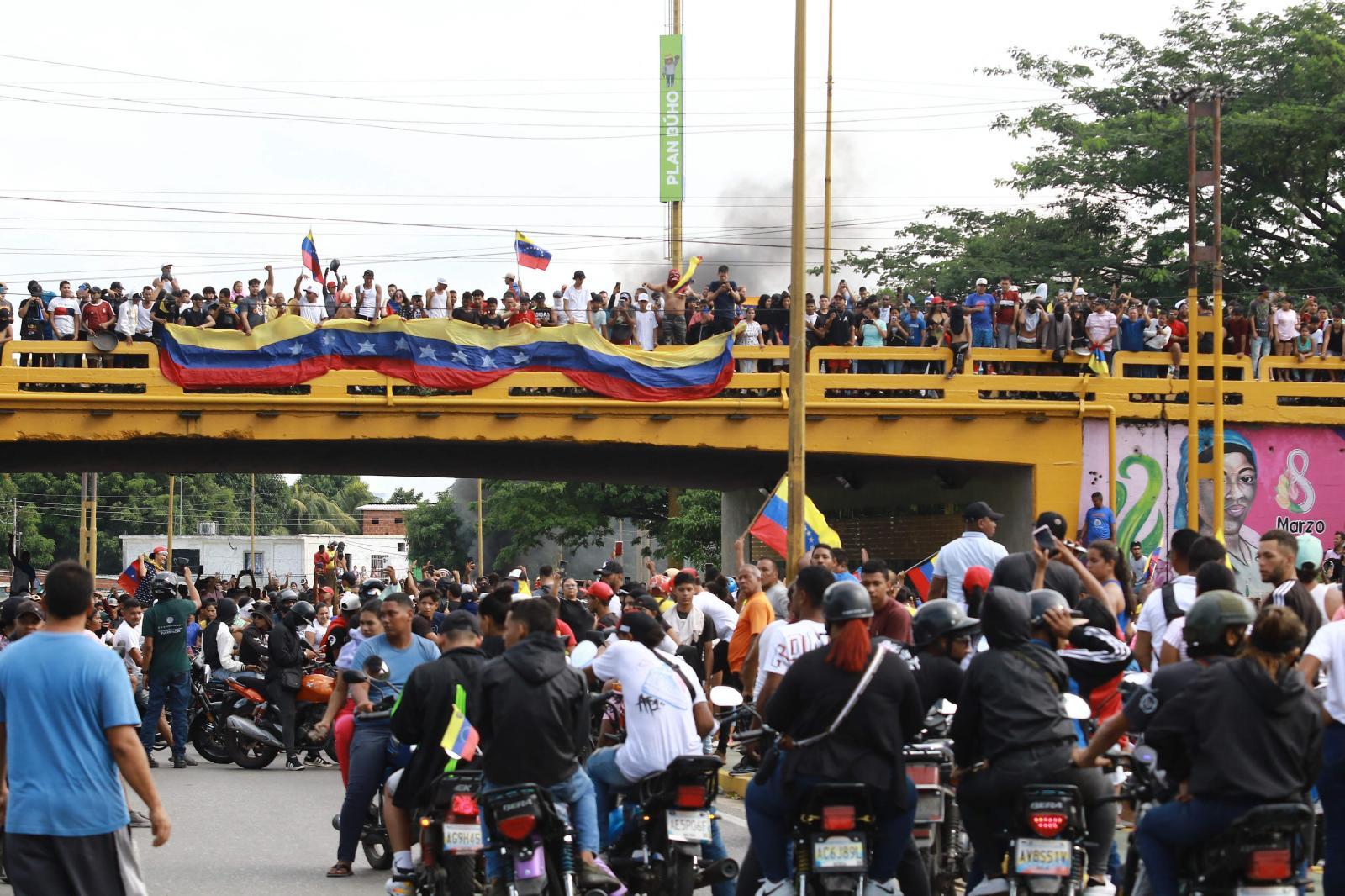 Miles de personas se manifiestan en el Estado de Carabobo contra Maduro.