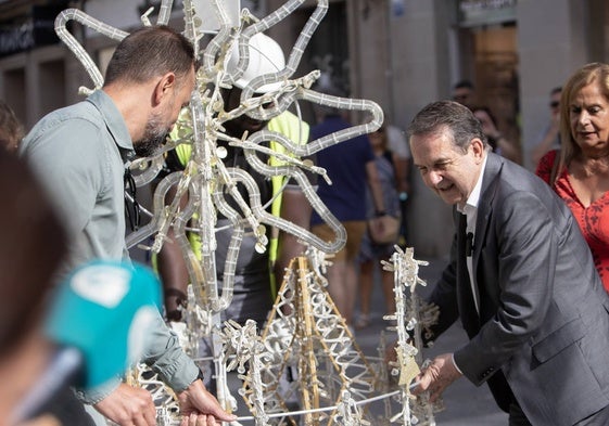 El alcalde de Vigo, Abel Caballero, asiste al inicio del montaje de las luces de Navidad.