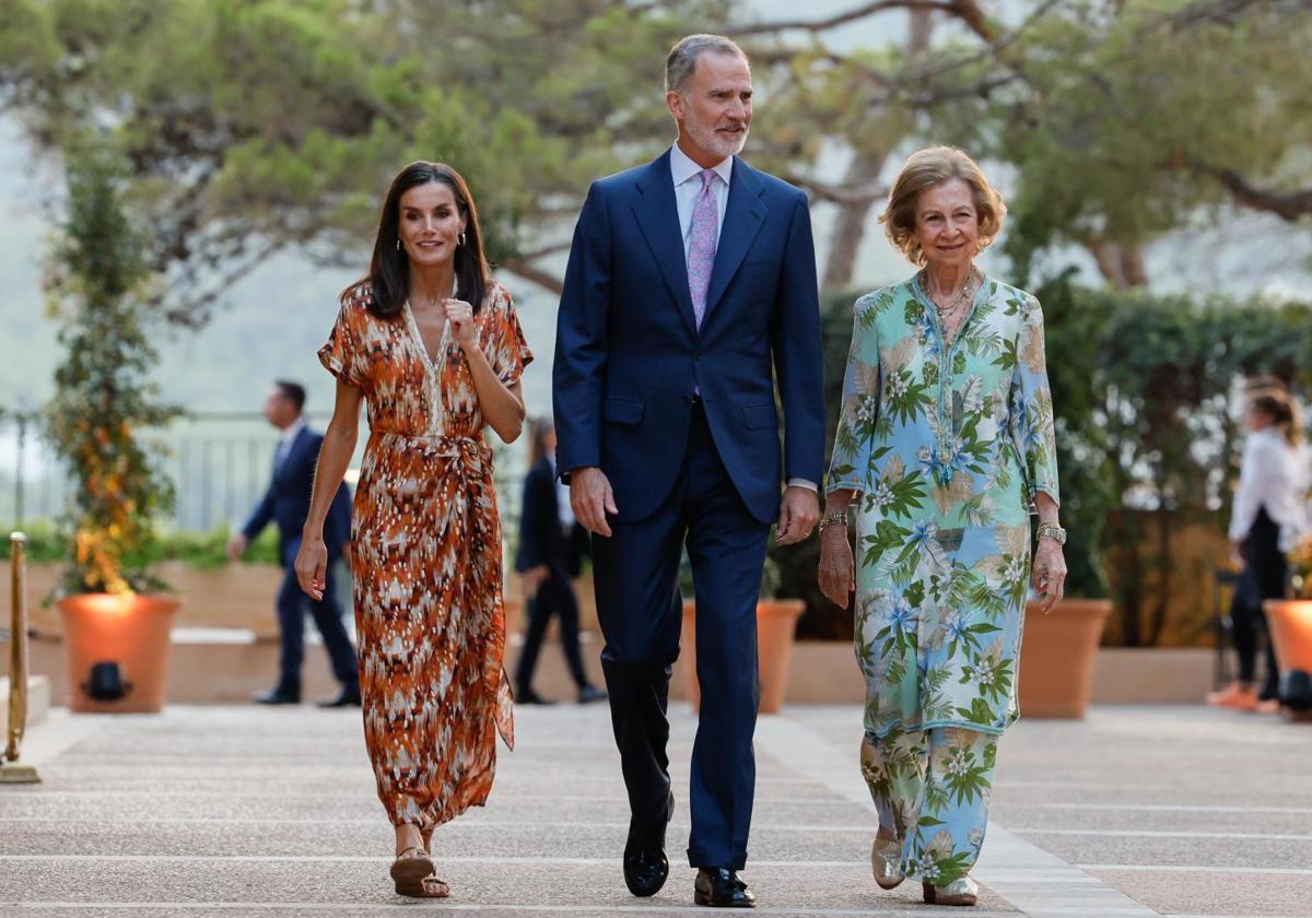 La reina Letizia, junto a Felipe VI y doña Sofía.