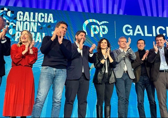 Los barones del PP aplauden durante un acto electoral en Galicia.