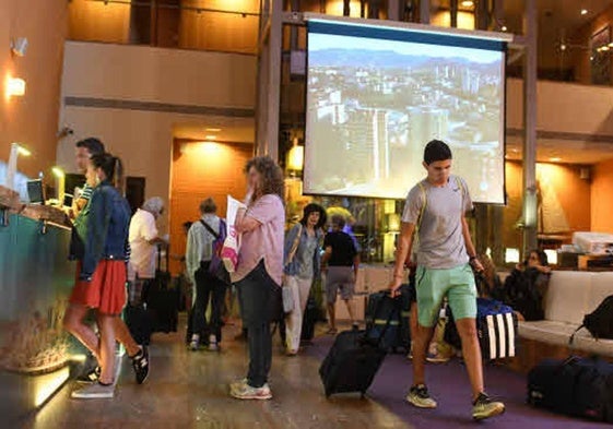 Turistas en la recepción de un hotel.