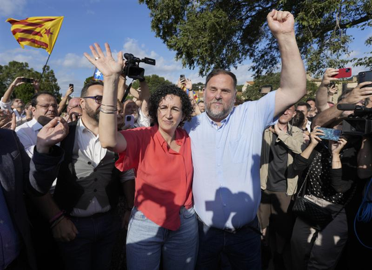 La secretaria general de Esquerra Republicana de Catalunya, Marta Rovira, es recibida por el líder de los republicanos, Oriol Junqueras