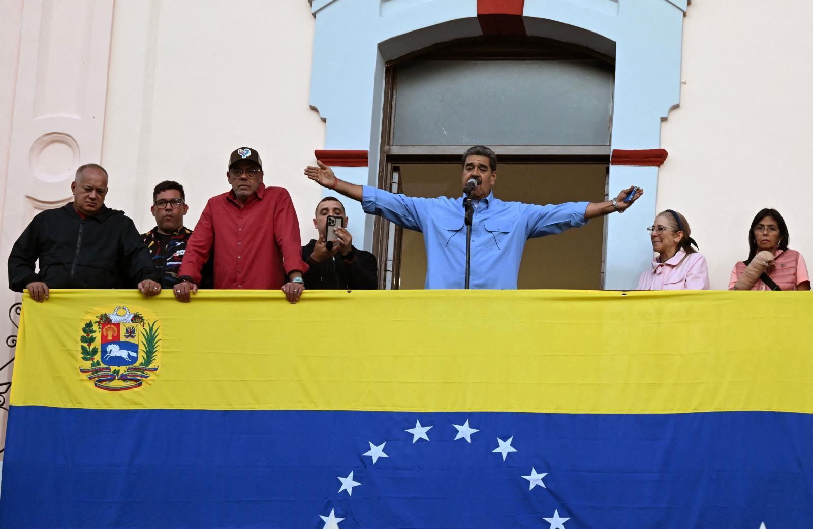 Maduro se dirige a sus seguidores desde el Palacio de Miraflores tras proclamarse presidente.