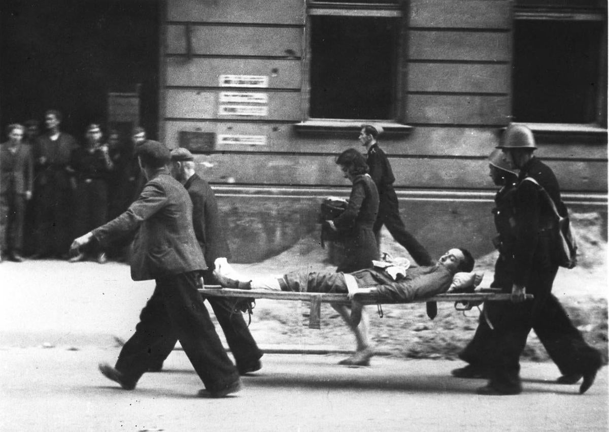 Imagen secundaria 1 - Alemania y Polonia recuerdan el coraje de Varsovia frente a los nazis en el 80 aniversario de su alzamiento