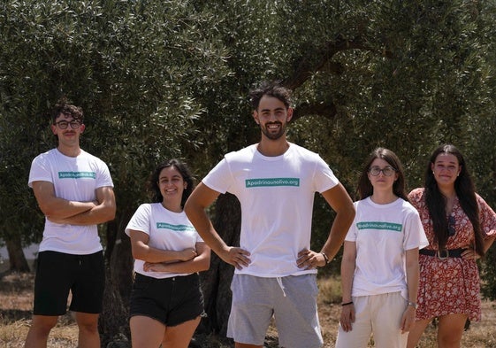 De izquierda a derecha: Mario, Míriam, José Manuel, Inés y Alicia, cinco de los erasmus rurales que hacen sus prácticas en Oliete (Teruel) dentro de la empresa Apadrina un olivo, ante una de las parcelas de olivares.