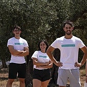 De izquierda a derecha: Mario, Míriam, José Manuel, Inés y Alicia, cinco de los erasmus rurales que hacen sus prácticas en Oliete (Teruel) en la empresa Apadrina un olivo, ante una de las parcelas de olivares.