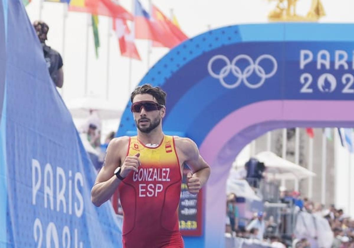 Alberto González brilla y logra un diploma en un triatlón marcado por la polémica