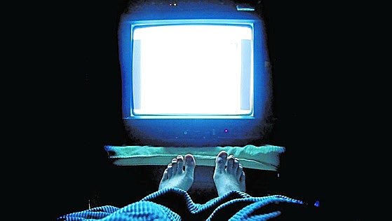 Dormirse con la tele o el móvil, ¡ni en vacaciones!