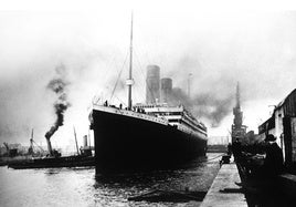 El Titanic zarpa desde el puerto de Southhampton, Inglaterra.