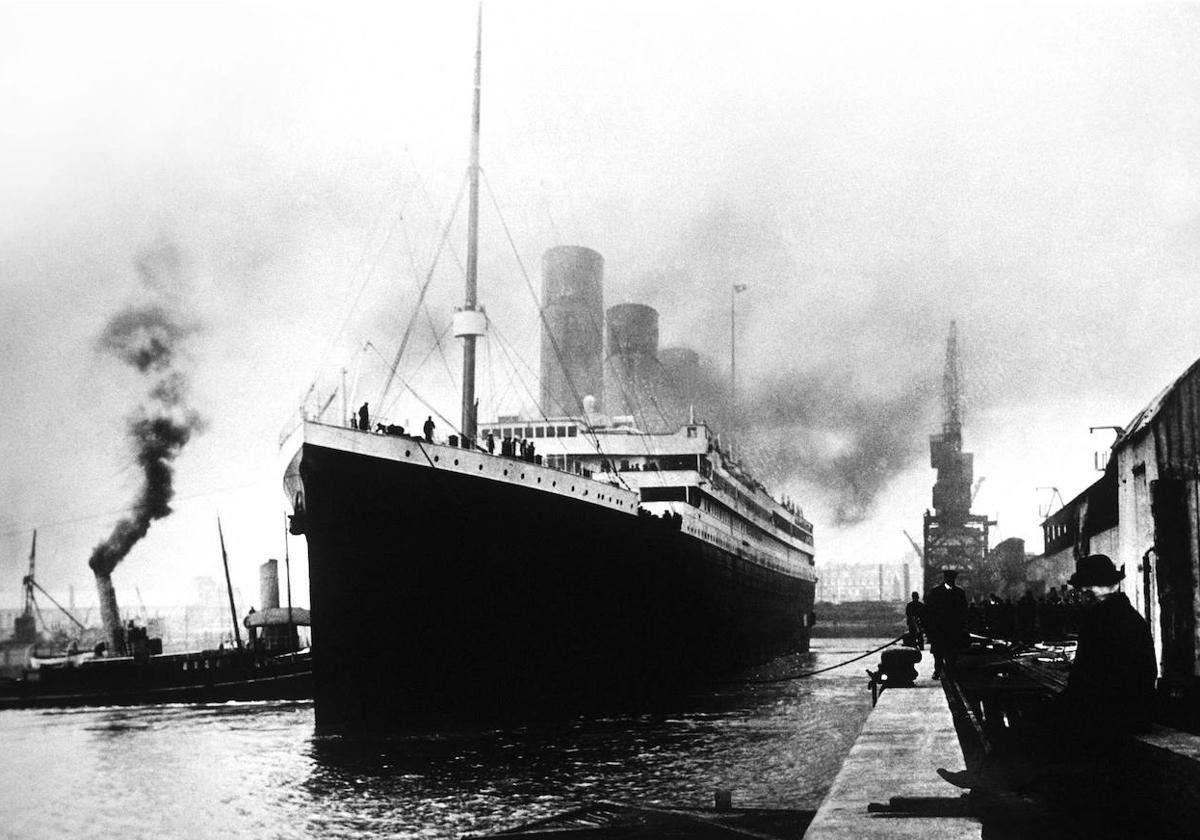 El Titanic zarpa desde el puerto de Southhampton, Inglaterra.