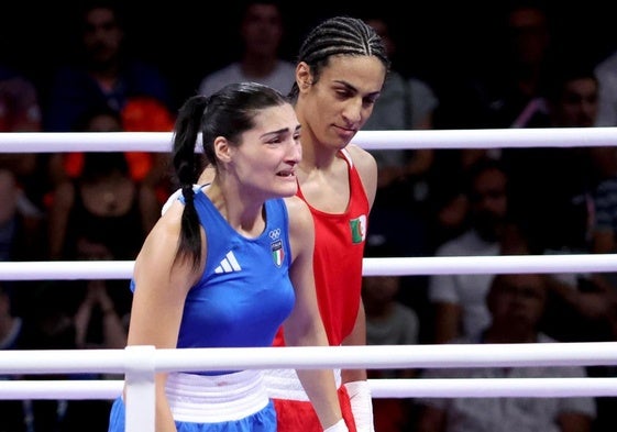 La italiana Angela Carini llora tras retirarse ante la boxeadora argelina Imane Khelif