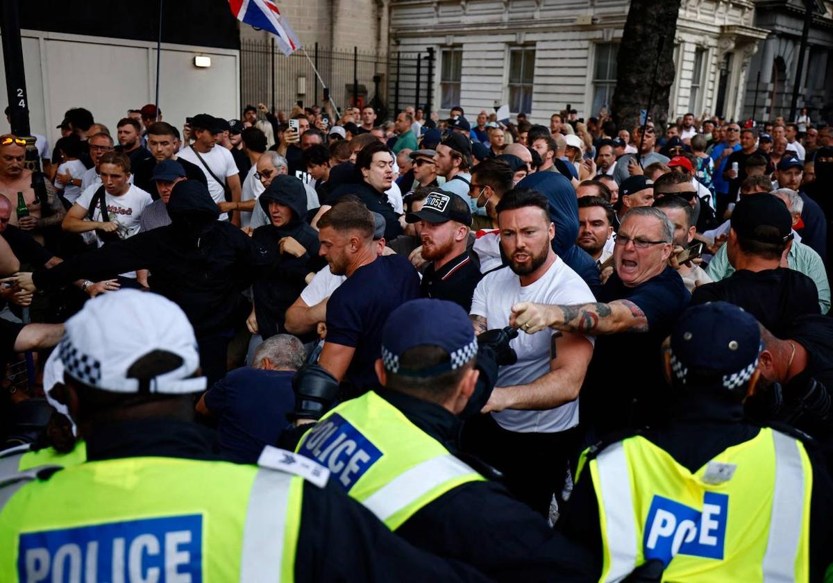 Una de las protestas en Londres tras el apuñalamiento múltiple del lunes en Southport.