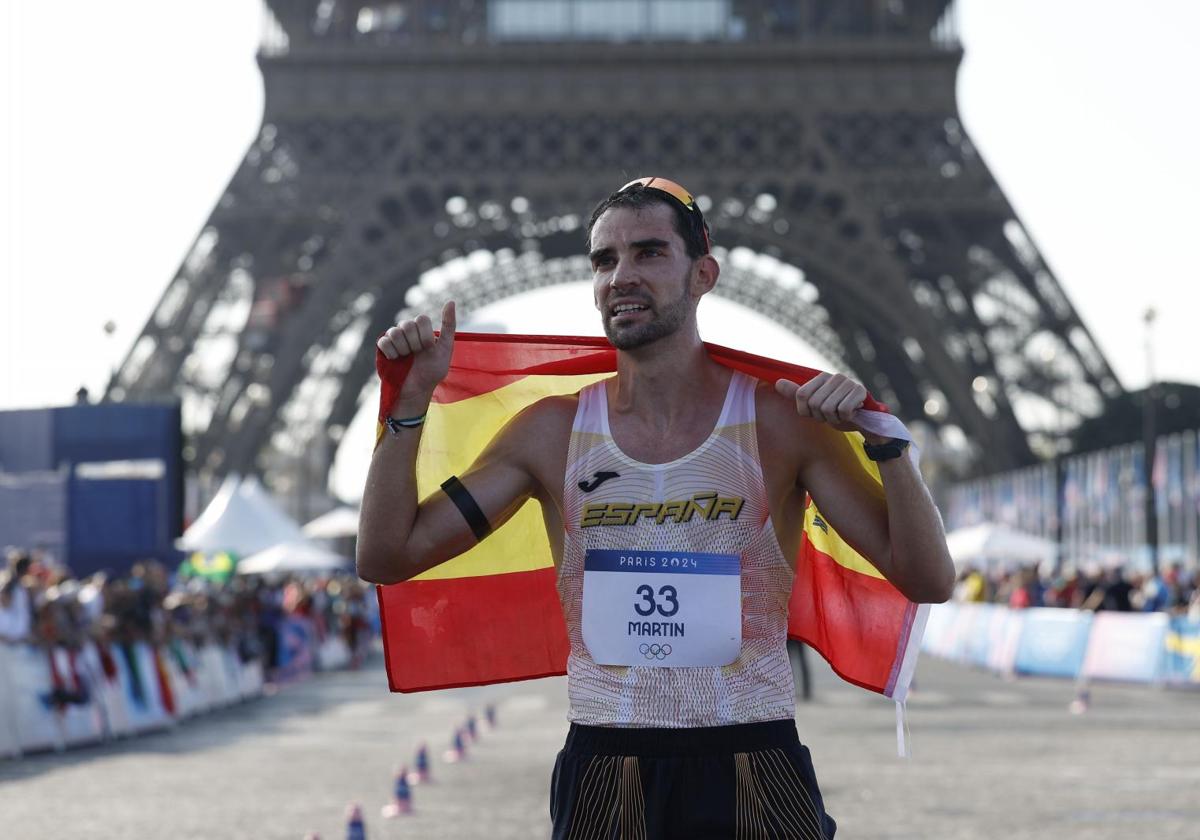 Álvaro Martín, con la bandera española a los pies de la Torre Eiffel.