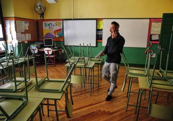 Un profesor en un aula vacía.