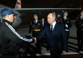 Vladímir Putin estrecha la mano a Vadim Krasikov a su llegada el jueves a Moscú.