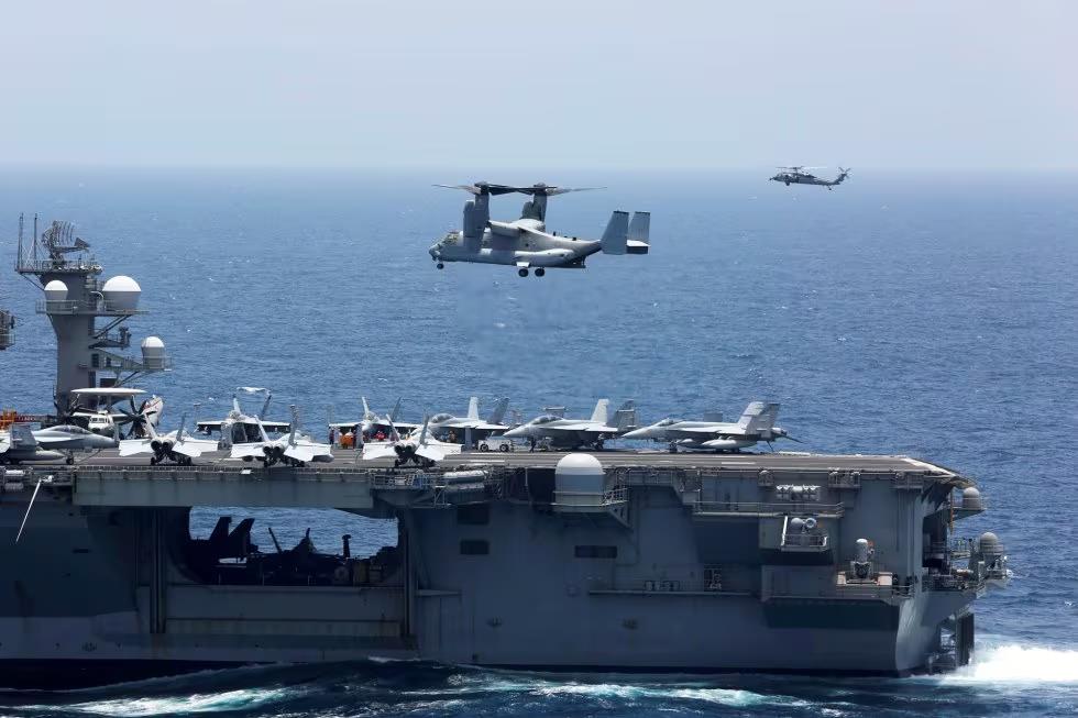 Una aeronave se dispone a aterrizar en el USS Abraham Lincoln.